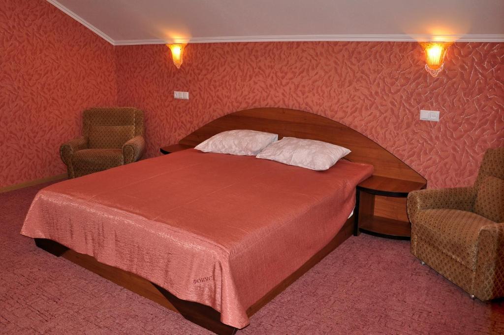Focus Hotel Khust Bagian luar foto