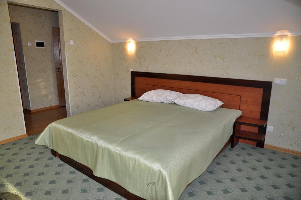 Focus Hotel Khust Bagian luar foto