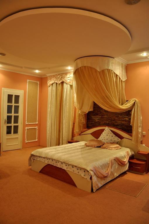 Focus Hotel Khust Bagian luar foto